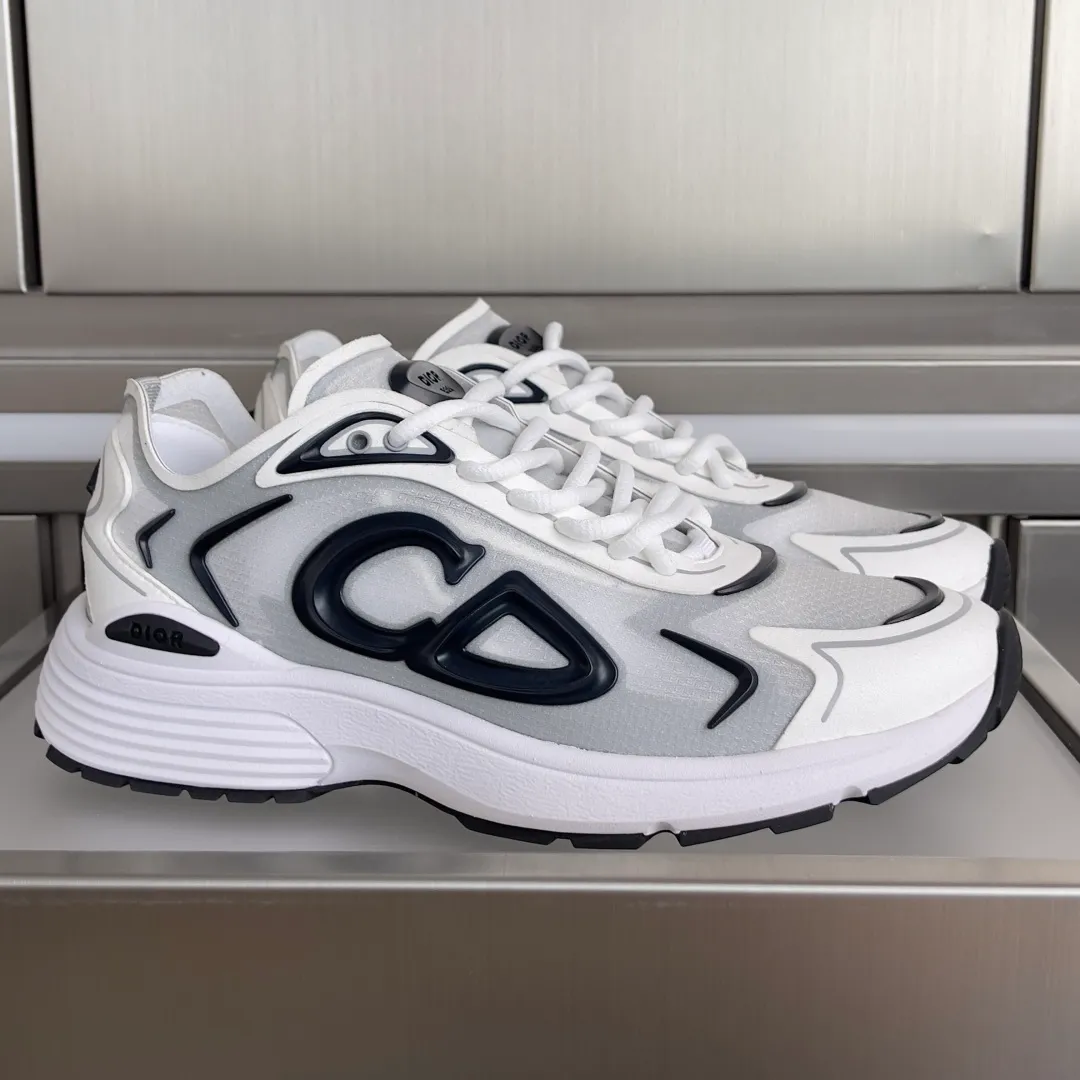 [DIOR] P: 560💰 Men's 39-44 (customized at 45.46) Dior Dior B30 series Countdown technology sneakers casual dad shoes This B30 Countdown technology sneaker is a new product in the 2026 spring men's wear series. The sports silhouette combines high-end logos and technological performance, making it unique. Lightweight and comfortable, it's inspired by modern running and crafted from materials like white and gray N30 nylon, a breathable technical fabric with multiple layers of translucence. Decorated with navy blue injection molded rubber panels and a graphic reinterpretation of the CD30 logo to enhance the style. Rubber Dior B30 and CD30 logos on the tongue and backside. The textured-effect sole is made from elastic rubber and foam and features classic details for ideal comfort. Can be matched with sportswear and casual outfits to create a sophisticated look. Exquisite packaging at the delivery counter 🛍📦 ▪️Fabric: original customized technical fabric + mesh ▪️Inner lining: customized breathable lining ▪️Outsole: original molded IP foam + TPU outsole ▪️Insole thickness: 3.5CM